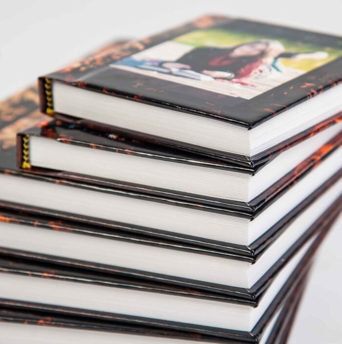 Detalle de la portada en brillo y las hojas rígidas, álbum de graduación