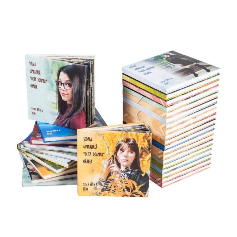 Colección de álbumes de graduación con portada mate personalizada con el nombre del colegio y de la clase
