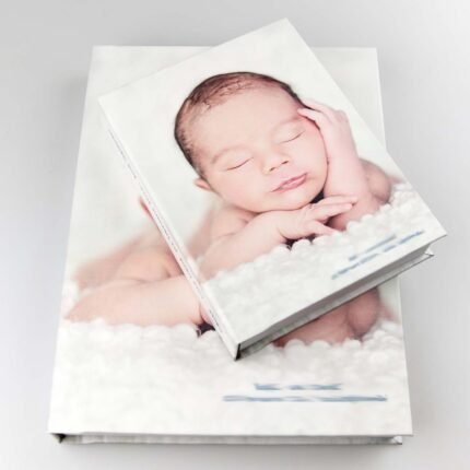 Album de botez pătrat 20×20 cm deschis la 180°, format ideal pentru colaje