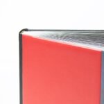 Detalle de la textura de ecopiel roja y la esquina redondeada del álbum