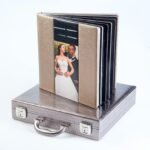 Álbum digital de ecopiel con foto insertada de los novios, sobre su bolsa de presentación