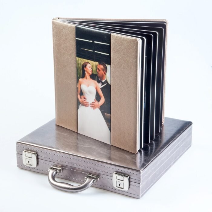 Álbum digital de ecopiel con foto insertada de los novios, sobre su bolsa de presentación