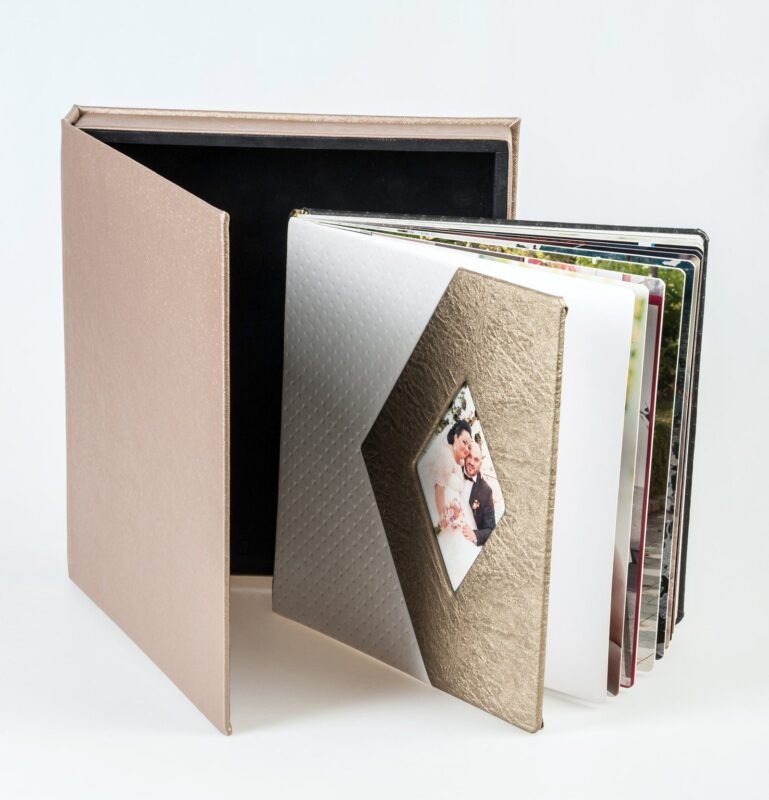 Album digital din eco piele cu passepartout romb, deschis la primele file