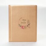 Álbum digital de ecopiel dorada con personalización UV: los nombres de los novios y la fecha impresos en la portada