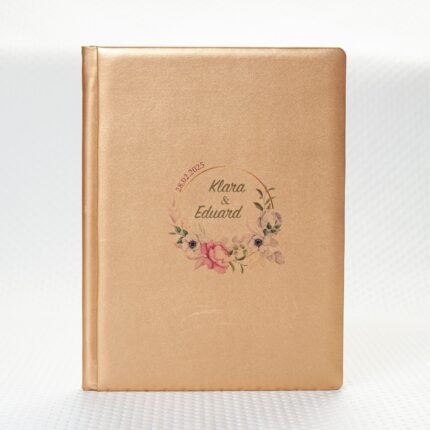 Álbum digital de ecopiel dorada con personalización UV: los nombres de los novios y la fecha impresos en la portada