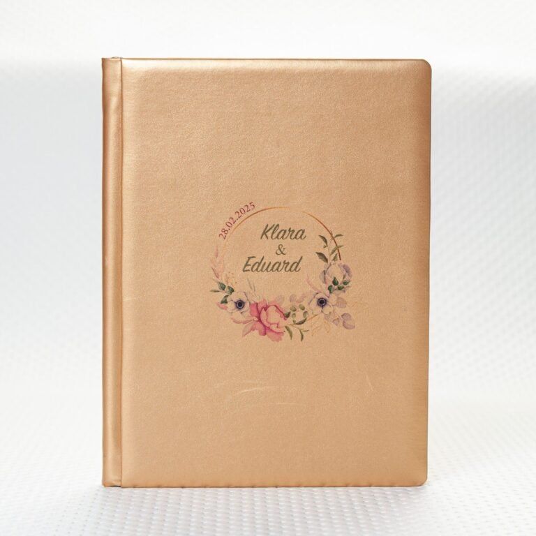 Álbum digital de ecopiel dorada con personalización UV: los nombres de los novios y la fecha impresos en la portada
