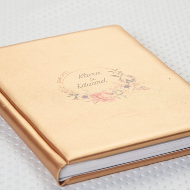 Detaliu imprimare UV pe album din eco piele aurie – nume și ornament floral