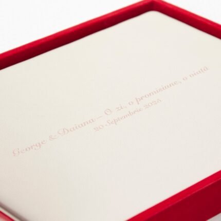 Personalización UV con texto en un álbum de ecopiel crema, en caja de presentación roja