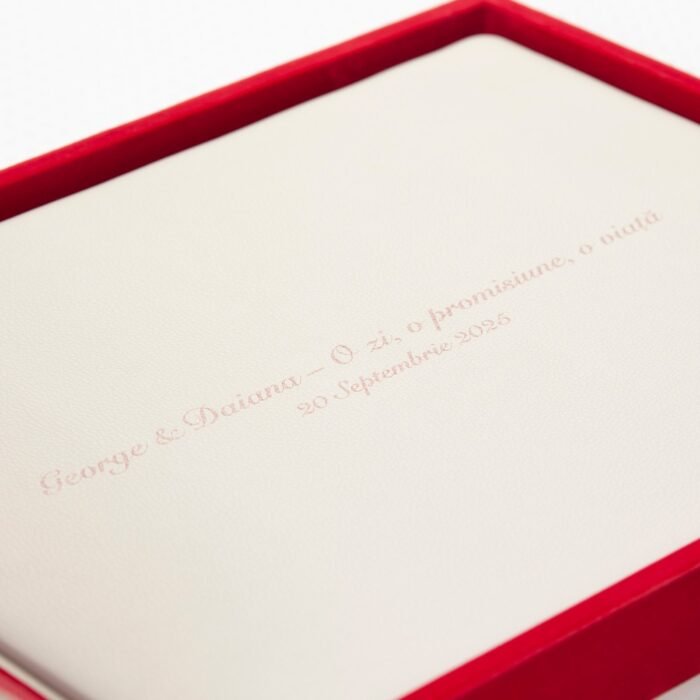 Personalización UV con texto en un álbum de ecopiel crema, en caja de presentación roja