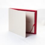 Álbum digital de ecopiel crema con personalización UV, sacado de la caja de presentación