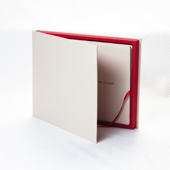 Álbum digital de ecopiel crema con personalización UV, sacado de la caja de presentación