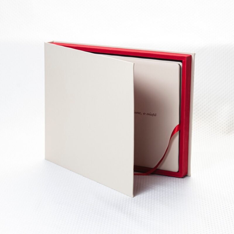 Album digital eco piele crem cu personalizare UV, scos din cutia de prezentare