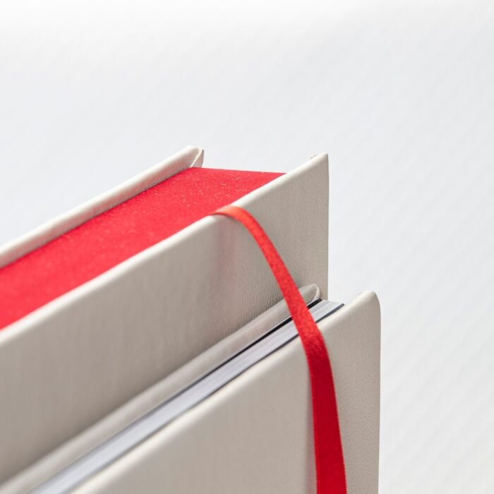 Caja de presentación con interior de terciopelo rojo para álbum digital de ecopiel