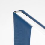 Detalle del lomo y la portada de ecopiel azul, álbum digital S-Line