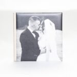 Álbum digital full foto con la foto de los novios en blanco y negro cubriendo toda la portada