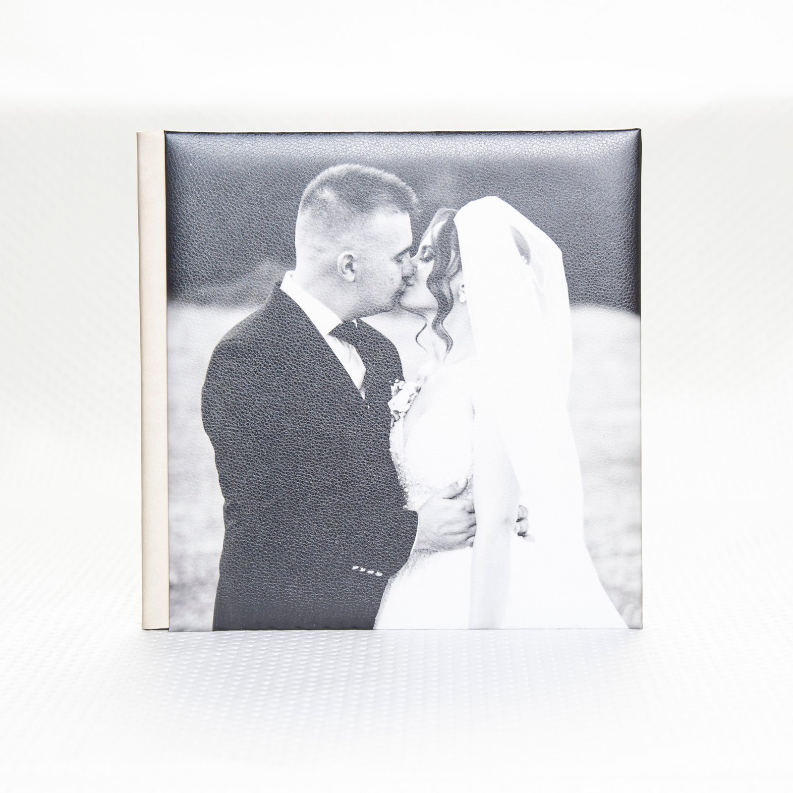 Álbum digital full foto layflat 1 Álbum digital full foto con la foto de los novios en blanco y negro cubriendo toda la portada