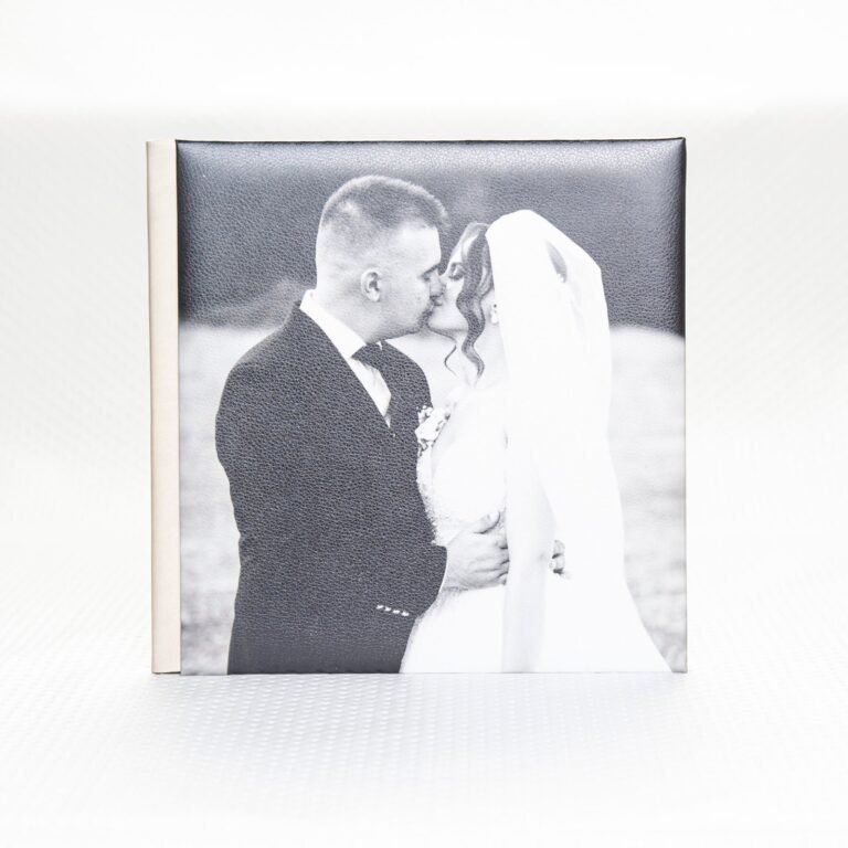Álbum de boda full foto con la foto de los novios en blanco y negro en la portada, encuadernación layflat
