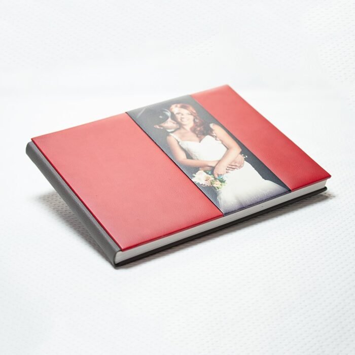 Álbum de boda de ecopiel roja con foto insertada de la novia, portada rígida
