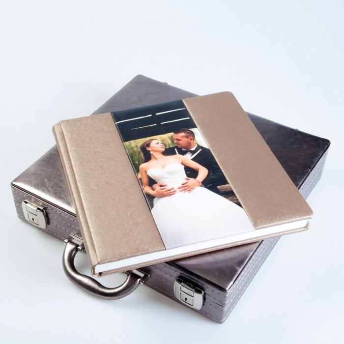 Fotolibro de boda premium con portada de ecopiel y foto insertada de los novios, bolsa de presentación