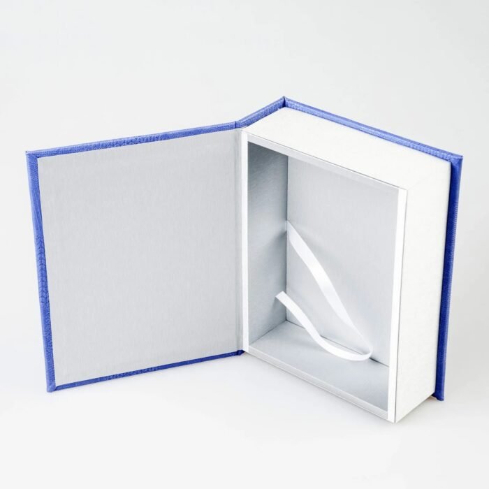 Caja para fotos abierta, con interior forrado de terciopelo y fotos 10×15