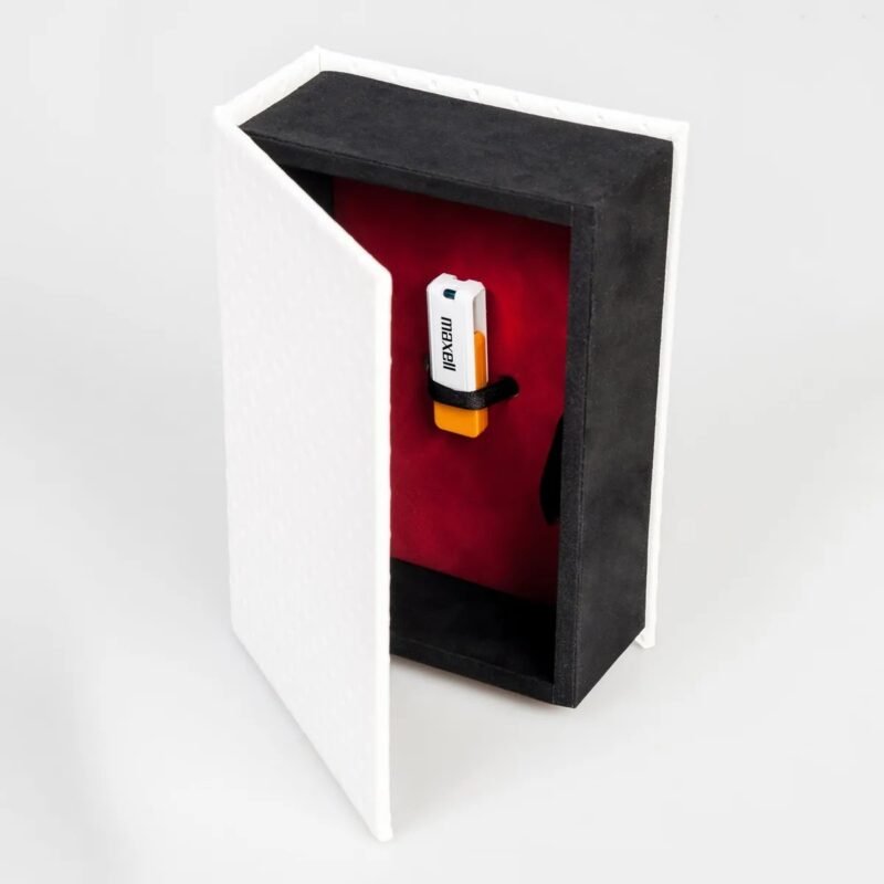 Cutie poze + stick USB deschisă, cu locașul pentru stick și interior catifea