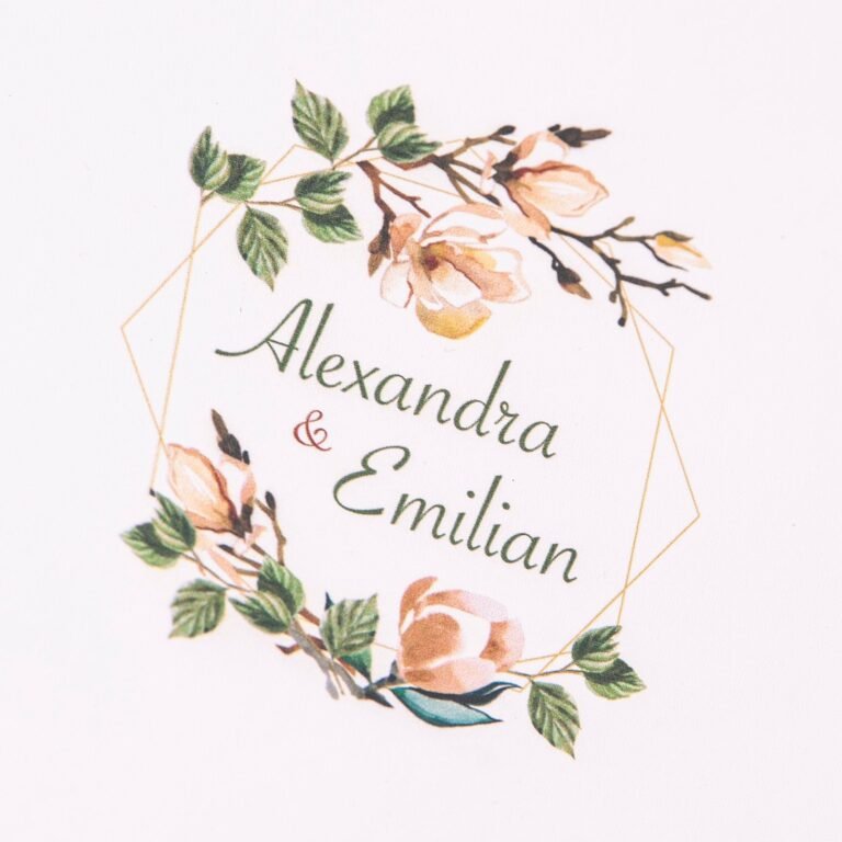 Personalización UV en relieve con los nombres de los novios en la portada de un álbum de boda