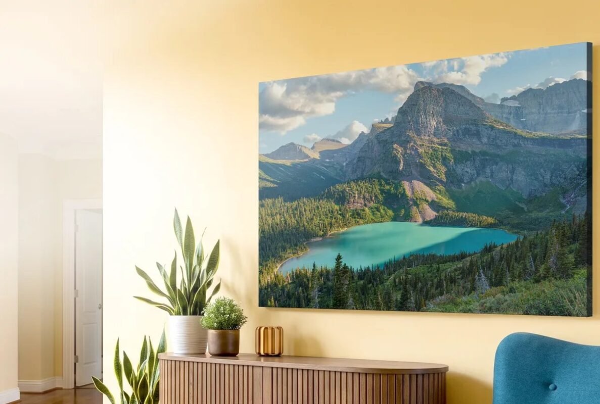 Tablou canvas premium cu ramă din lemn natural, print Canon Lucia PRO pe pânză de bumbac 330 g, montat pe perete